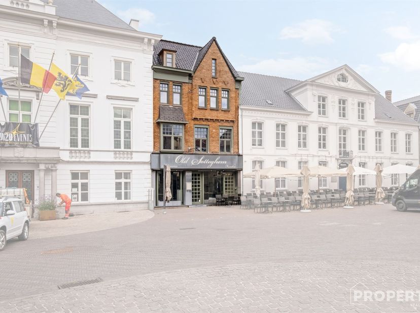 Ontdek dit uitzonderlijk en uiterst ruim handelspand op een absolute toplocatie, pal op de grote markt van Zottegem! <br />
<br />
Dankzij de uitste