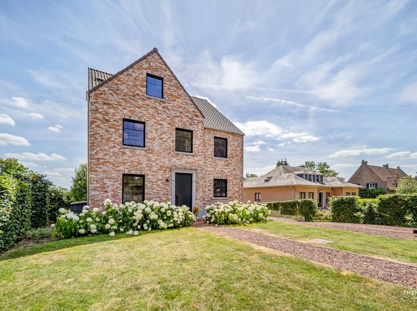Exclusieve en bijzonder energiezuinige woning met 332 m² woonoppervlakte, vier autostaanplaatsen en verwarmd zwembad.<br />
Op een rustige en groene l