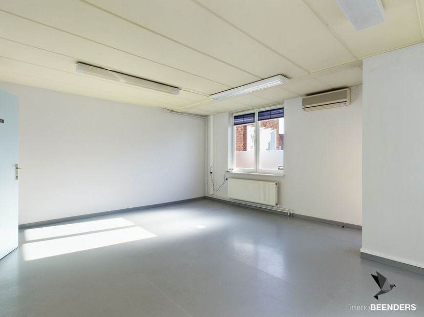 Lieu:<br />
Deusterstraat 11A, bus 2 à 3990 Peer, à quelques pas du centre.<br />
Généralités:<br />
- Disponible immédiatement. <br />
- Air conditio