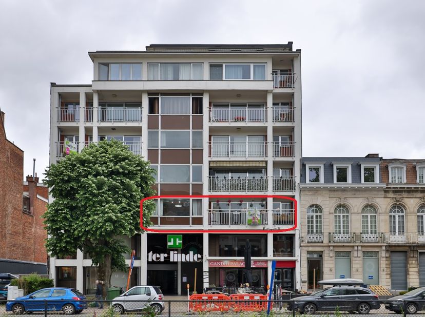 Appartement spacieux et bien situé au 1er étage, comprenant 4 chambres (dont 2 avec terrasse et 1 avec débarras), un grand séjour avec coin cuisine et