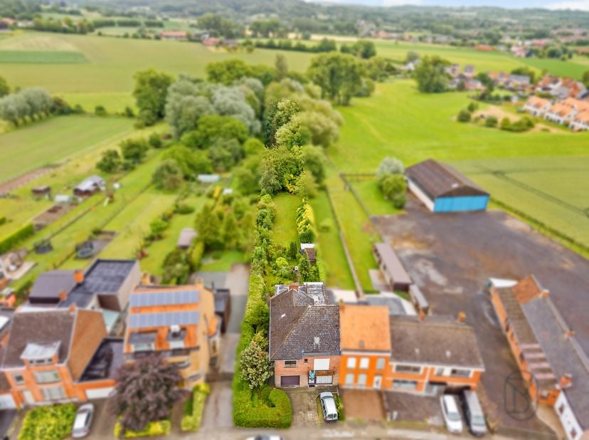 Ruime gezinswoning met 4 slaapkamers op uitzonderlijk perceel van 2.330 m²!<br />
Bent u op zoek naar een ruime woning met veel potentieel en een uitz
