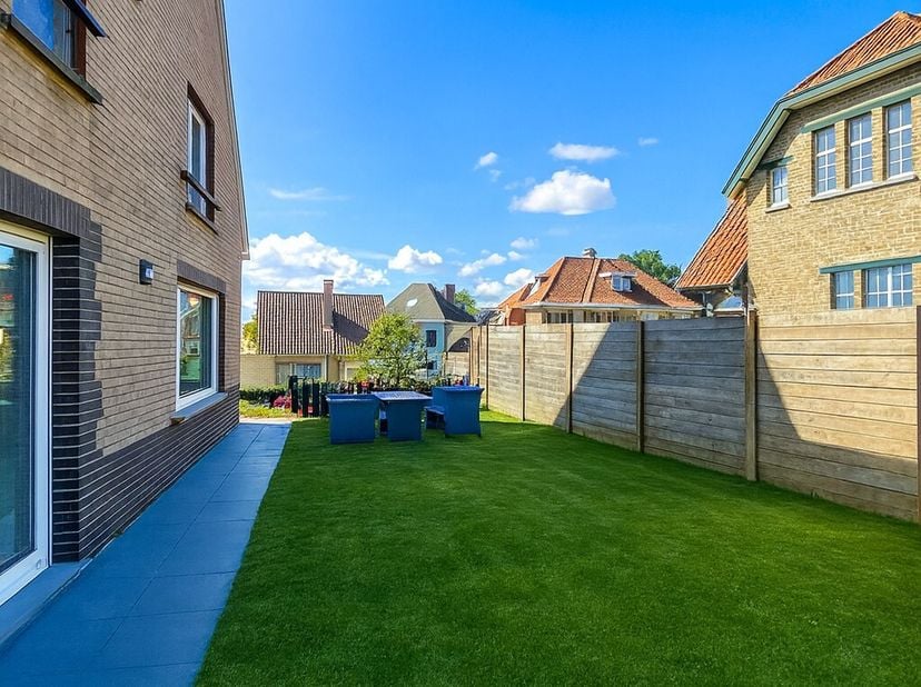 Deze ruime koppelvilla op 310m² met 4 slaapkamers te Koksijde-Bad is een unieke kans voor wie op zoek is naar comfortabele woon- of vakantieverblijf.