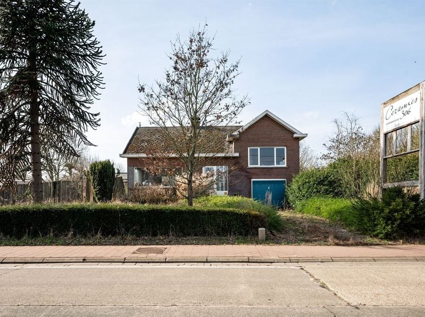 Woning met 3 slaapkamers en een achterliggende grote commerciële ruimte van 429m² die perfect kan dienst doen als bureauruimte, atelier, opslagplaats,