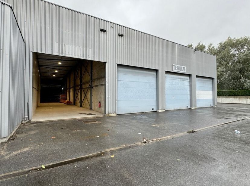 210m² magazijn met sectionale poort<br />
Ligging: vlakbij afrit R4 en bushalte op wandelafstand<br />
Specificaties: staalstructuur, vrije hoogte 7m,