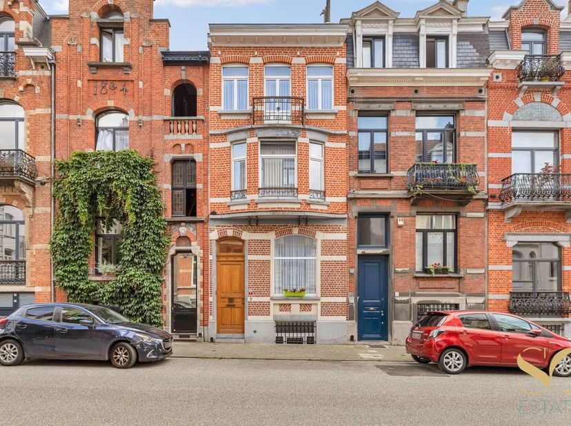 Idéalement située dans le quartier européen, entre le square Ambiorix et le parc du Cinquantenaire, nous vous proposons cette splendide maison de 216