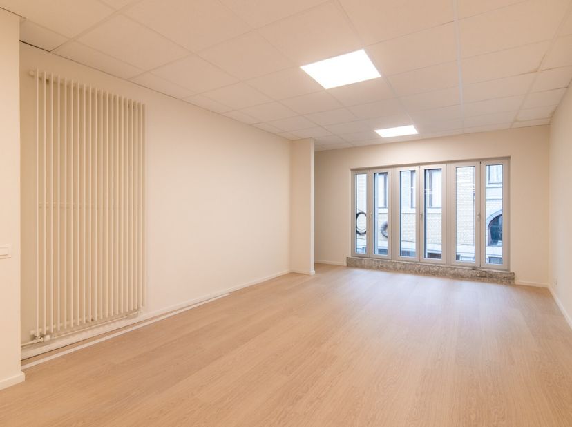 Kantoorruimte van 178 m² gelegen op de eerste verdieping van de kleinschalige residentie Astrid in het centrum van Izegem<br />
Toegankelijk via gemee