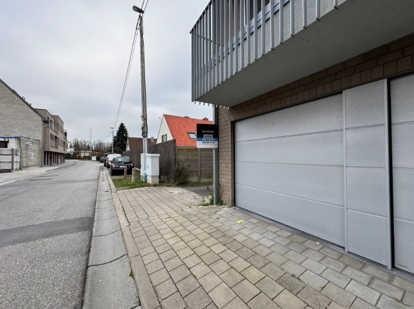 Garage te koop nabij het station (kant centrum) in de oude Vijvestraat (kant Meiweg/Putmanstraat)<br />
Recente gemetste garage (+/- 3m x 6m) in klein