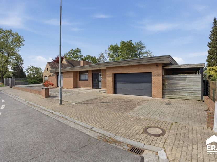 [[ DIT PAND NEEMT DEEL AAN DE ERA OPEN HUIZEN DAG OP 13/6 VAN 16:00 TOT 17:00 ]] Alleenstaande gelijkvloerse woning met 3slpk, dubbele garage en uitge