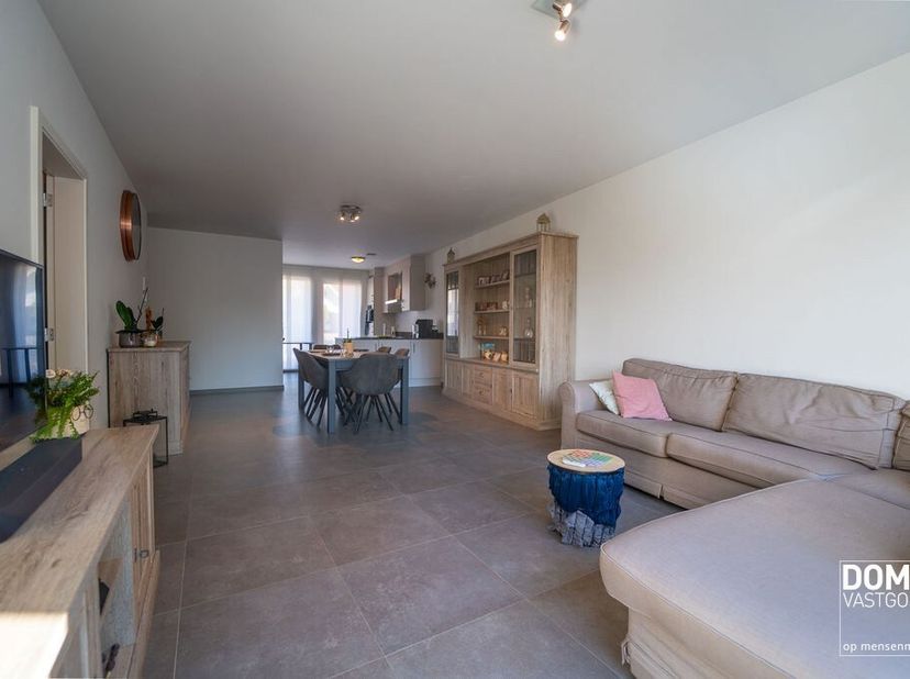 Dit ruim gelijkvloers appartement in Hasselt is een ideale woning voor wie op zoek is naar comfort en gemak. Het appartement is gelegen in een modern