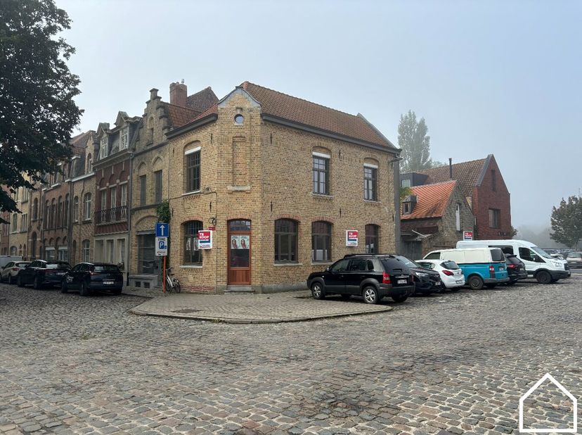 Dit uniek polyvalent eigendom, voorheen gekend als 'den abbatoir' is gelegen in de authentieke stadskern Ieper, Veemarkt.<br />
<br />
Daar de nabijhe