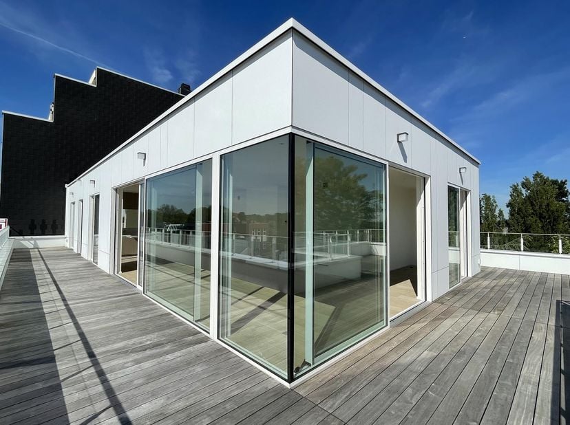 LONCIN, Rue de Jemeppe: PENTHOUSE NEUF avec immense terrasse panoramique de 103m2 ! Situation idéale à proximité des commodités ( gare de Ans, proximi