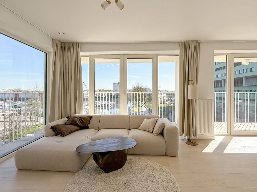 Dit prachtige appartement aan het Kempisch Dok bevindt zich op de tweede verdieping van de recente realisatie "Rigadocks" naar de hand van M2 Architec
