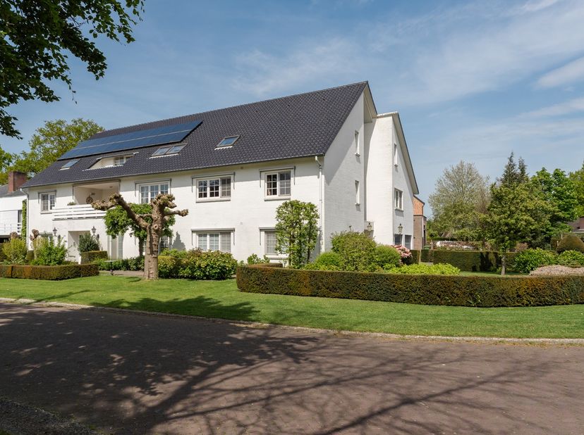 OPNIEUW VERLAAGDE VRAAGPRIJS: Luxe afgewerkt, zeer ruim opgezet (ca. 550m2 bruikbare oppervlakte), sfeervol, energiezuinig duplex 6-slaapkamerappartem