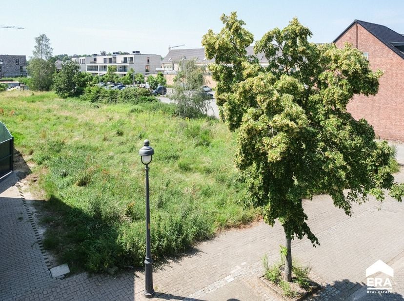 In het centrum van Zonhoven bevindt zich deze uitstekend gelegen projectgrond met potentieel voor een kleinschalig residentieel project. Volgens de ge