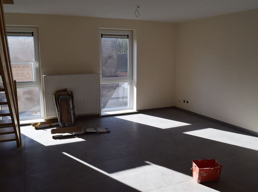 Très bel appartement en duplex (1er étage+ combles) sis au coeur dune résidence de trois logements à proximité du centre de Péruwelz.<br />
Le bien ay
