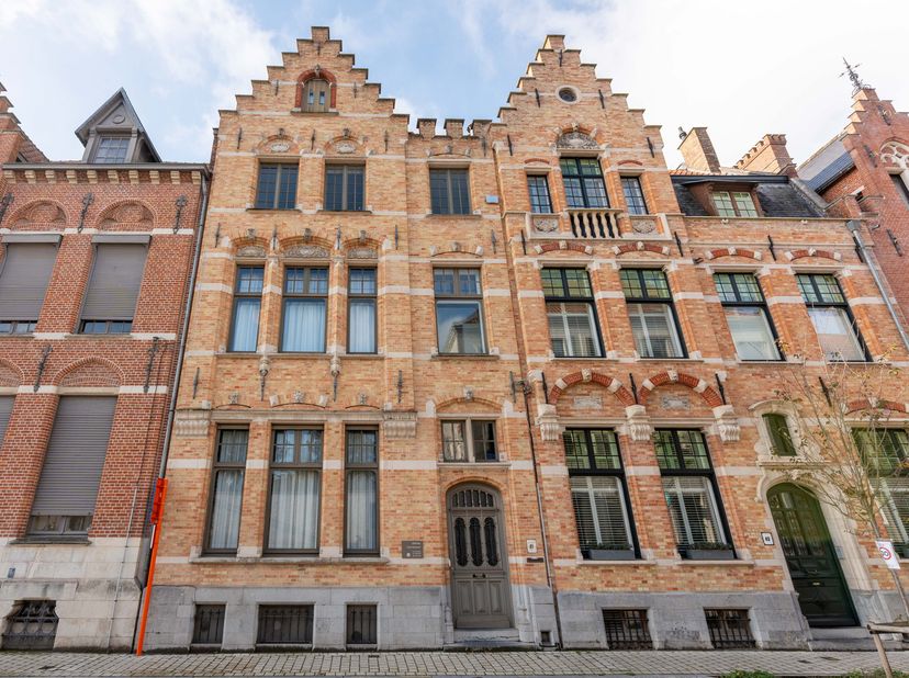 In het centrum van Brugge, op wandelafstand van de Grote Markt, bevindt zich dit imposante herenhuis met 415m² bewoonbare oppervlakte en stadstuin met