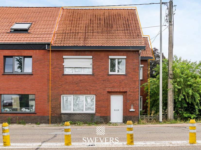 Voor meer info en foto’s, surf naar www.swevers.be – Op een gunstige locatie aan de Kasteletsingel in Beringen vindt u deze halfopen bebouwing met hee