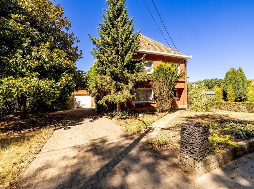 Te renoveren handelshuis met 3 slaapkamers, bijgebouwen en ruim perceel van 4.337 m² in Aarschot. <br />
Dit ruime pand is gelegen aan de Mechelbaan 1