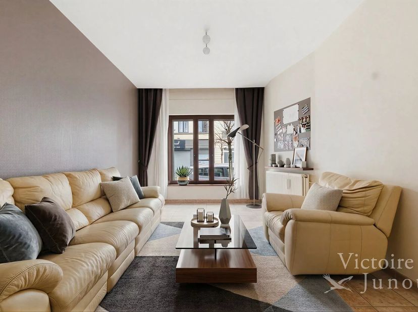 Dichtbij de Vanderkindere straat, op de Avenue des Sept Bonniers, mooie woning te vernieuwen, met een totale oppervlakte van ± 200 m² brut met een bin