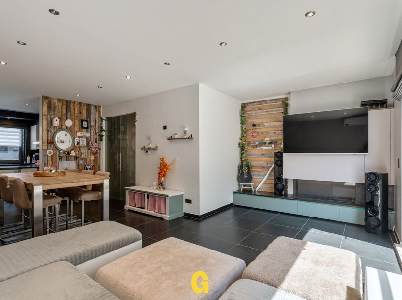 Langs Hof ter Weyer ter hoogte van nummer 32, bevindt zich dit knap afgewerkt triplex appartement met standplaats en kelderberging, deel uitmakende va