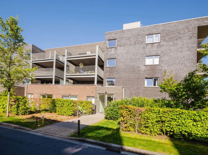 Situation<br />
Cet appartement est situé au calme dans le quartier De Stokt à Oostakker et bénéficie d’un accès aisé à Gand ainsi qu’aux principaux a