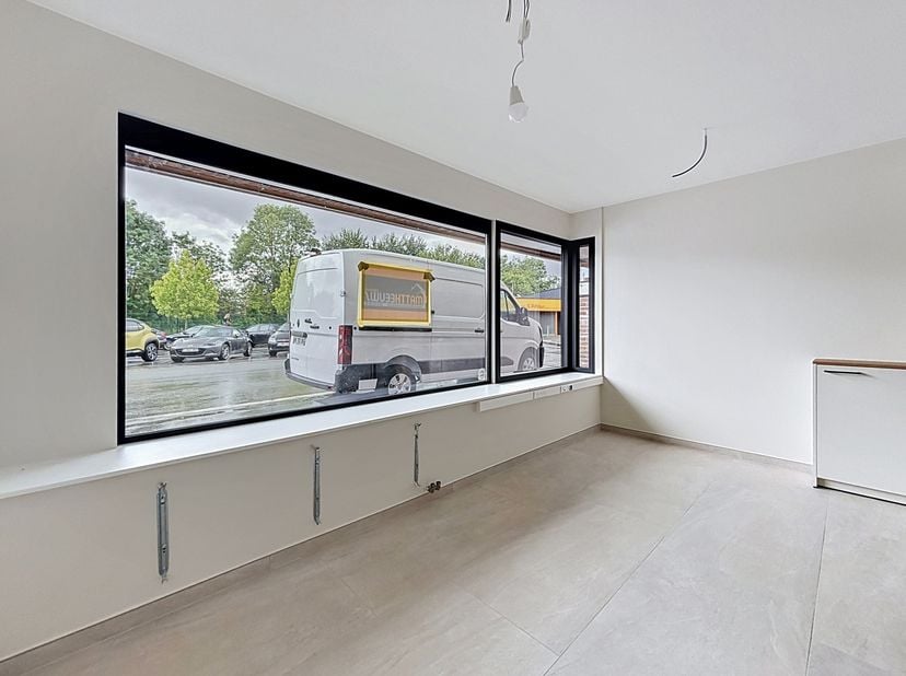 Ensemble de 3 cabinets médicaux dans un centre paramédical.<br />
Cabinet 1 vitré en façade: 12,33m²<br />
Cabinet 2 au milieu : 11,8m²<br />
Cabinet