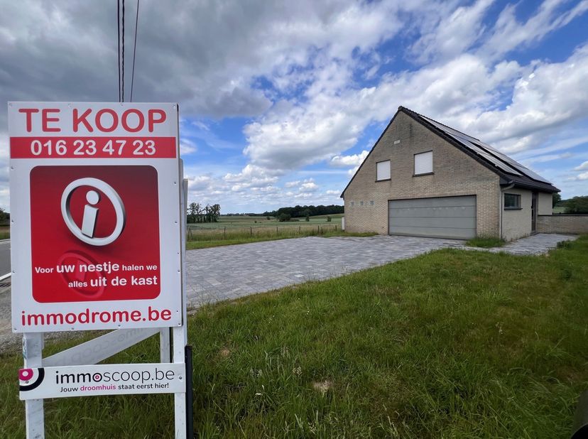 Bent u op zoek naar een stijlvolle, perfect onderhouden woning met alle comfort? Dan zal deze instapklare gezinswoning u zeker weten te bekoren. Deze