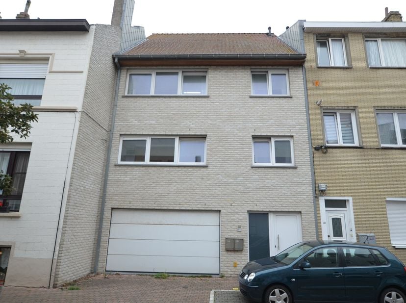 Recent gebouwd woonhuis bestaande uit twee individuele appartementen met ruime garage en zonnige tuin. Eventueel geschikt als KANGOEROE-woning. <br />