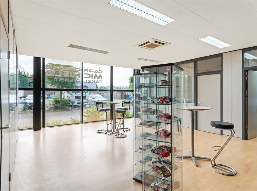 6 kantoorunits te koop elk 142 m²<br />
EPC-labels: 5 units EPC B, 1 unit EPC A<br />
Het kantoorgebouw bestaat uit 3 verdiepingen met telkens 2 units