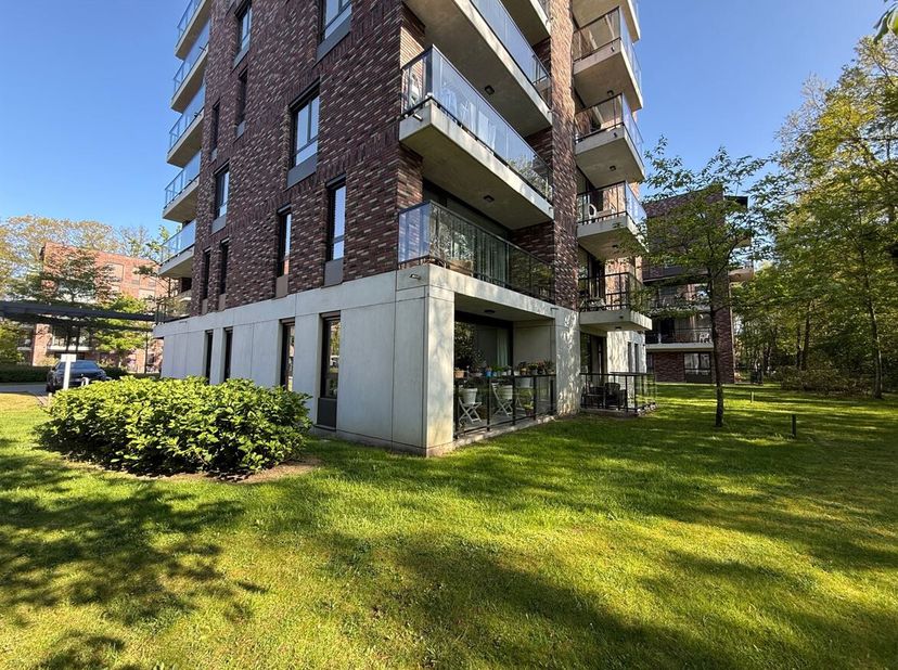 Situation : appartement de service situé au rez-de-chaussée du Prince Kavelhof. Il bénéficie d'une situation centrale dans une zone verte, à proximité