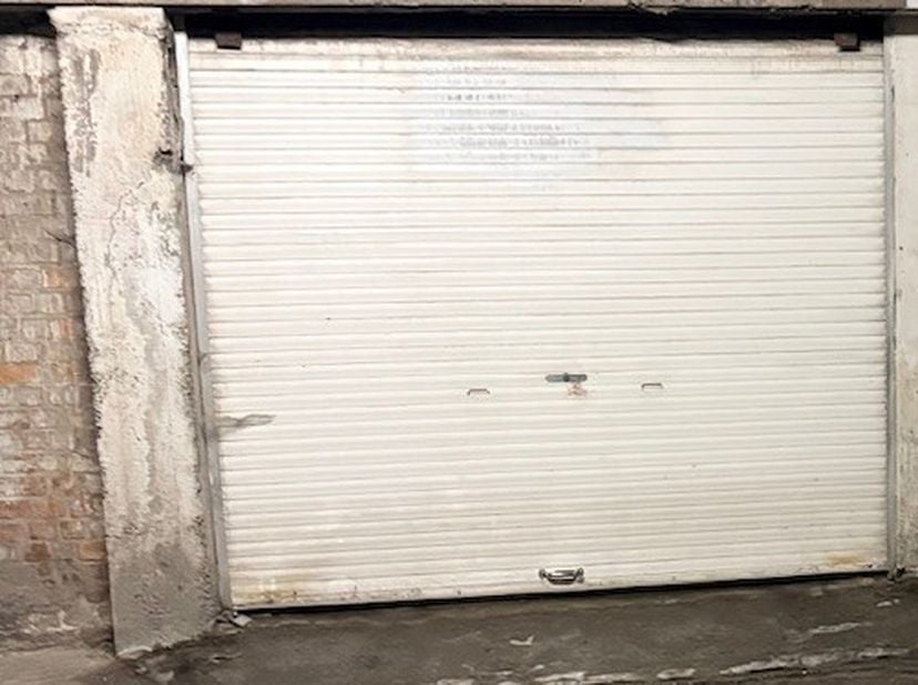 Goed gelegen ondergrondse garagebox bereikbaar via sectionale poort