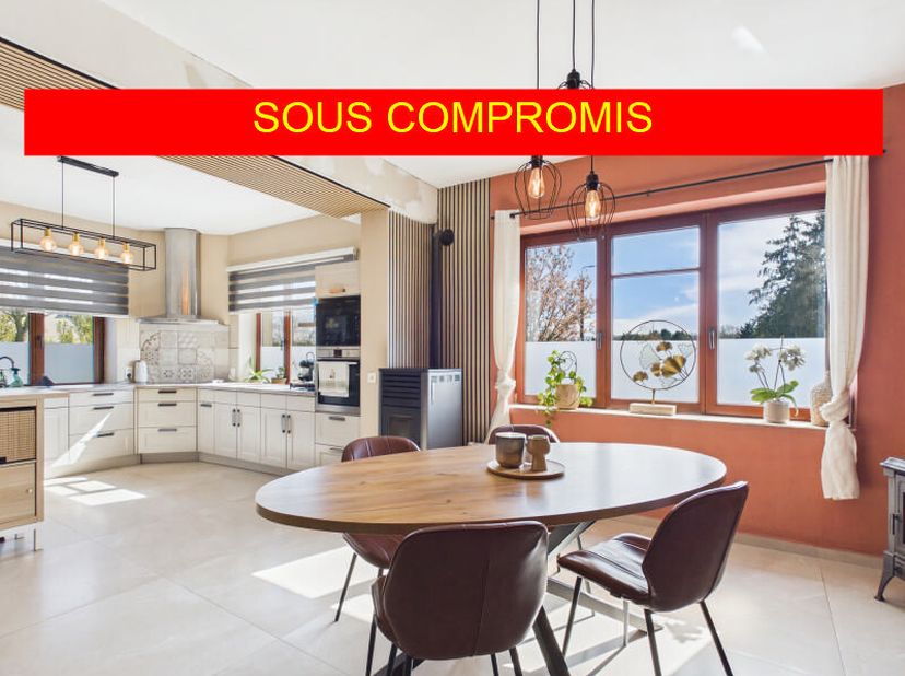STRÉE-LEZ-HUY À VENDRE Charmante et spacieuse maison 3 façades idéalement située, offrant de beaux volumes et une agréable luminosité. Le bien se comp