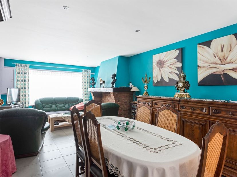 In de Binnenstraat in Aalst bevindt zich deze karaktervolle woning met een bewoonbare oppervlakte van 232 m² (conform EPC). Winkels, scholen en openba