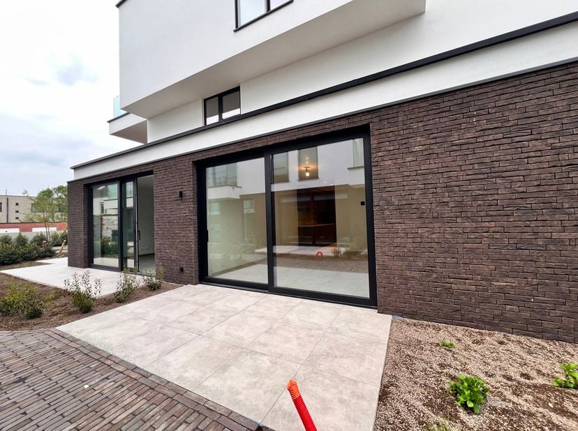 Dit leuke 1 slaapkamer appartement ligt op de gelijkvloerse verdieping van het nieuwbouwproject Postiljon in het centrum van Kruishoutem. Het appartem