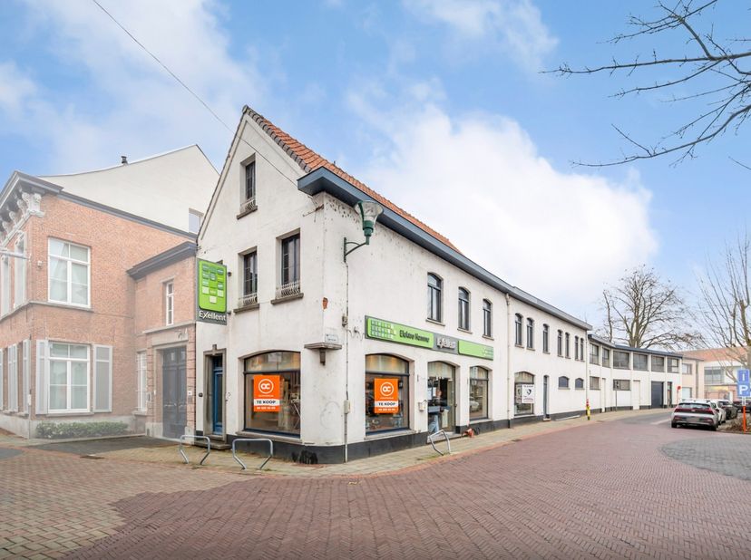 Dit pand met zijn 50 meter straatbreedte leent zich perfect voor uw volgende project, handelszaak of appartementsbouw... Met zijn 500 m² (bruto vloero