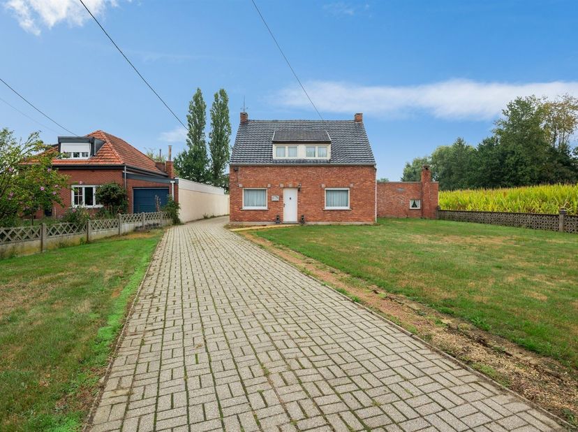 Te renoveren woning met 3 slaapkamers op ruim perceel in Herselt<br />
Locatie<br />
Deze vrijstaande woning is gelegen aan de Dellenweg in Herselt,
