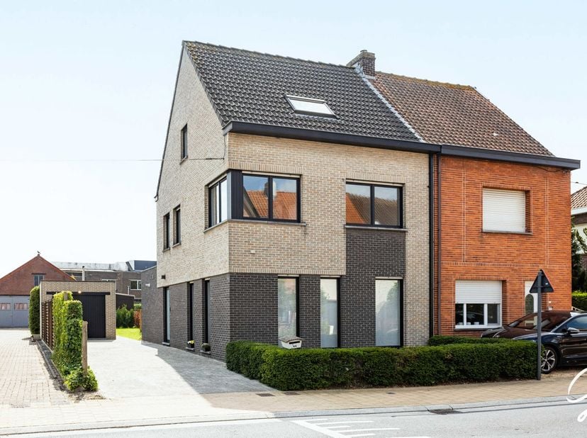TE KOOP in Merelbeke<br />
Op zoek naar een ruime, energiezuinige woning waar u meteen kunt intrekken? Deze halfopen bebouwing werd in 2017 grondig ge