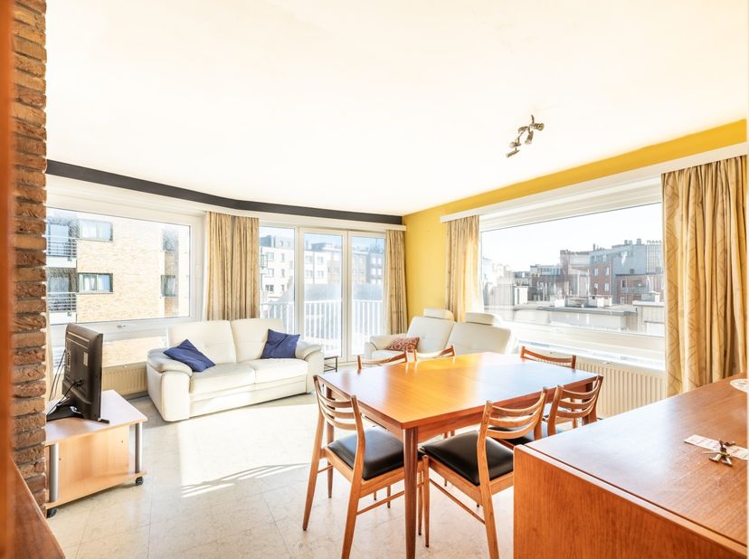 Welkom in dit prachtige appartement, gelegen op de vierde verdieping van residentie De Korre in de St-Idesbaldusstraat in Koksijde. Een uiterst gunsti