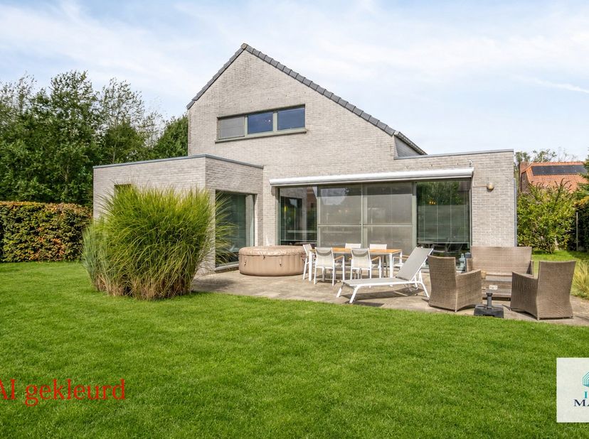 Deze moderne en instapklare alleenstaande woning (BJ ‘08) is zeer rustig gelegen op een Zuid gericht perceel van 7a20ca, op korte afstand van winkels