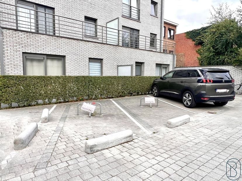 Goedgelegen autostaanplaatsen vlakbij centrum Waregem!<br />
Rustig gelegen achter een appartementsblok op het gelijkvloers.<br />
Nog 2 beschikbaar (