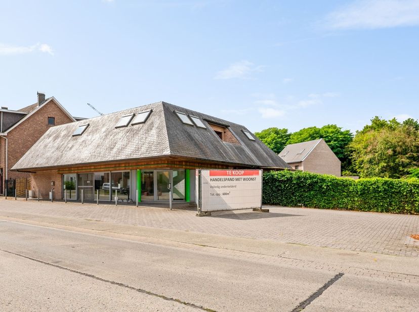Op een gunstige locatie in Grobbendonk bevindt zich dit veelzijdige handelspand met ruime woonst. Het pand combineert een handelsruimte van ca. 200 m²