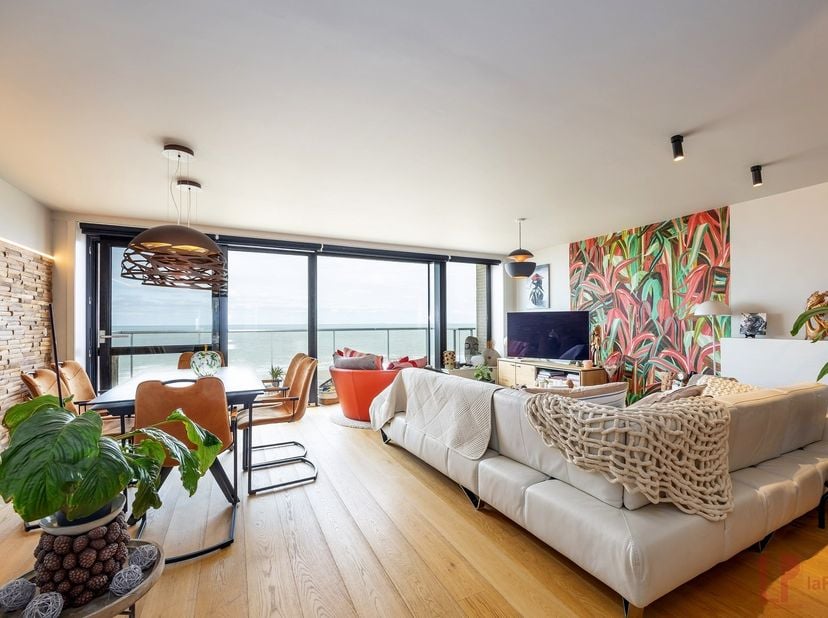 Exclusieve duplex-penthouse met panoramisch zeezicht.<br />
Deze unieke luxueuze penthouse, gebouwd in 2021, voldoet aan de strengste isolatienormen e