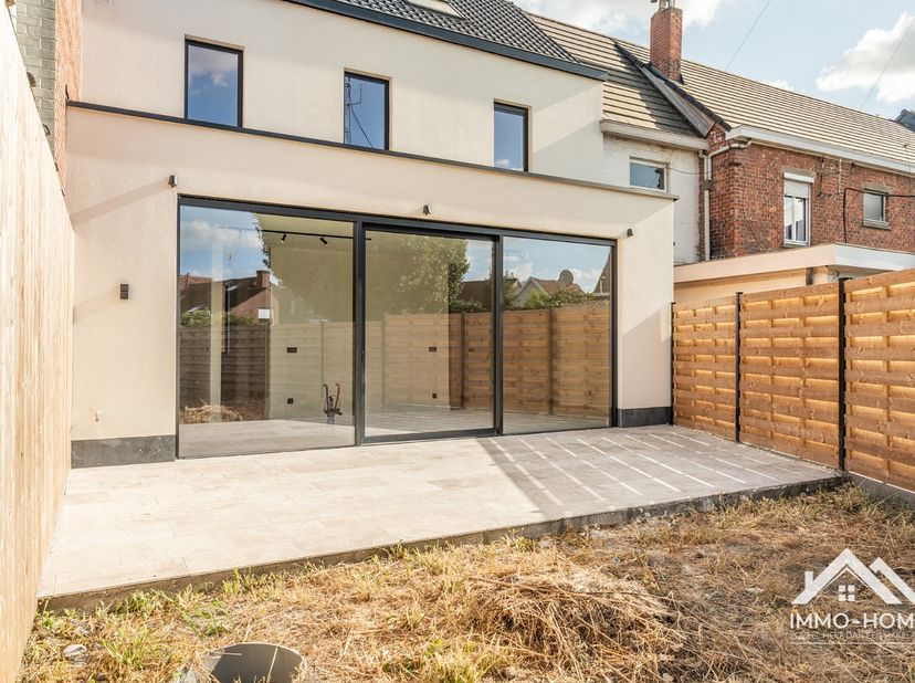 Deze volledig gerenoveerde woning ligt in het centrum van Moerbeke, vlakbij het centrale park en met heel wat mooie natuur in de onmiddellijke omgevin