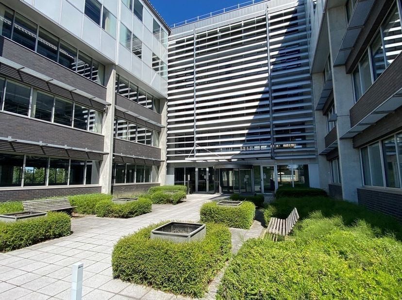 216m² de bureaux au 1ier étage du bloc A du parc d'affaires Axxes<br />
Emplacement : à proximité de la sortie E40 et R4 avec un accès facile à l'E17