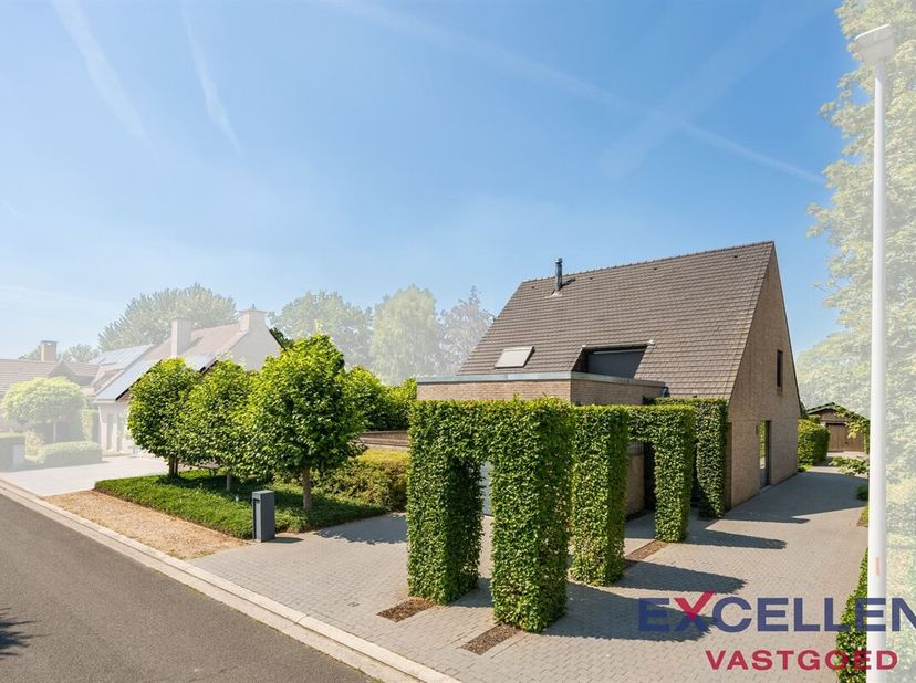 Deze uitstekend onderhouden woning, rustig gelegen op een perceel van 1.071m² én in een doodlopende straat in Astene, biedt met een totale bruikbare o