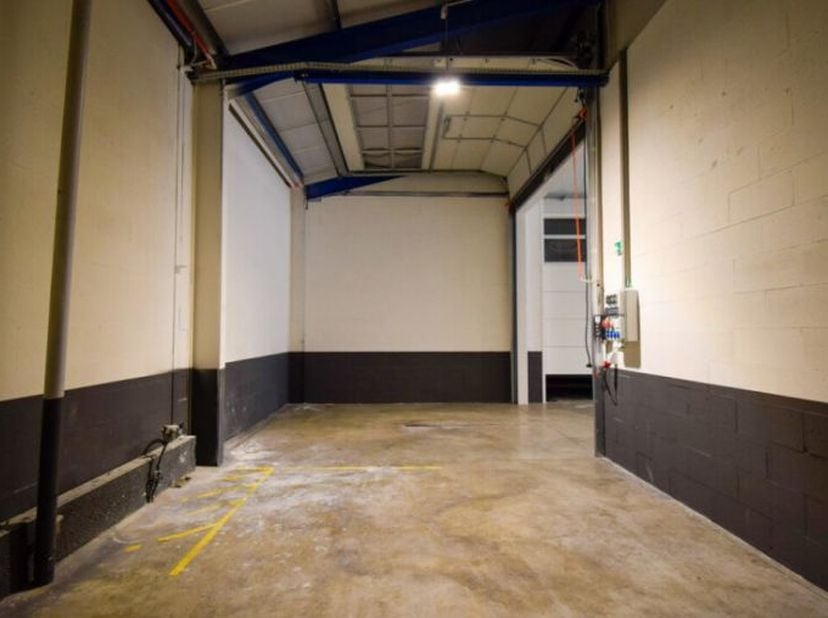 Unités d'entrepôt à Sint-Truiden. Récemment rénovées et idéalement situées à proximité de la N79.<br />
<br />
--------<br />
opsplitsbaar<br />
<br /