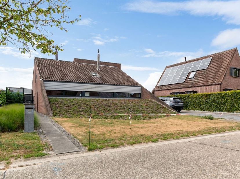 Maison familiale prête à emménager avec 3 chambres et un étang de baignade chauffé<br />
Cette maison familiale prête à emménager, dotée de 3 chambres