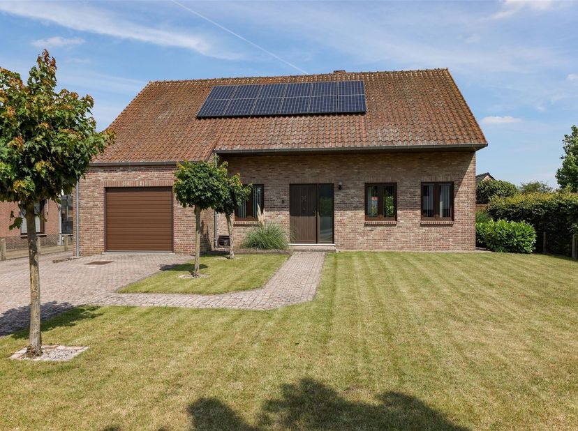 Verrassend ruime gezinswoning met 3 slaapkamers en prachtig aangelegde tuin op 14a41ca<br />
<br />
Omgeving:<br />
+ Gelegen in een groene gemeent