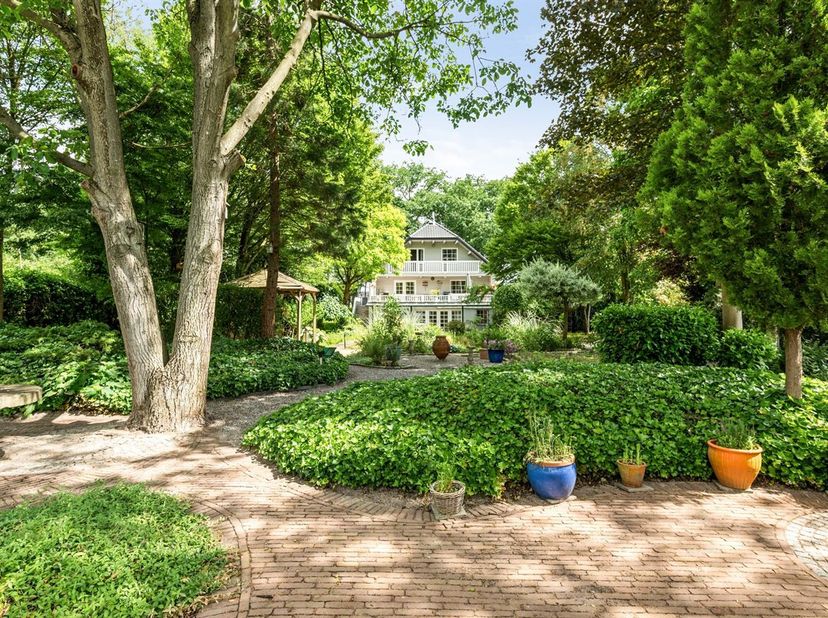 Karaktervolle villa met wellness, verwarmd zwembad en tal van mogelijkheden<br />
Op een rustige, groene locatie aan de Achelsedijk in Bocholt (Lozen)