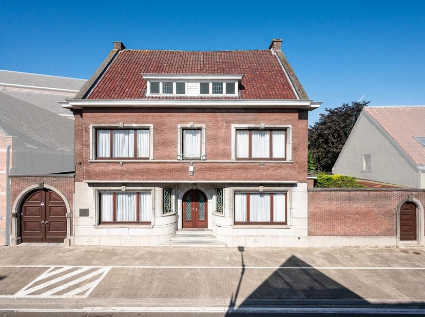 **** Burgerwoning met véél commerciële ruimte &amp;amp; mogelijkheden ... ideaal voor zelfstandige activiteit + wonen in het centrum ****<br />
<br />
Kom
